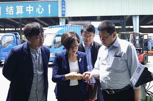 南通中實農(nóng)副產(chǎn)品物流項目總經(jīng)理沈玲到無錫朝陽農(nóng)產(chǎn)品大市場參觀考察