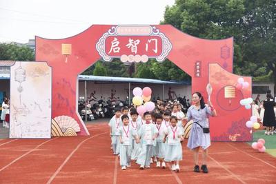 興化學校門口發生的一幕幕…